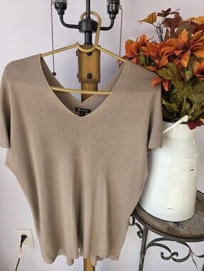 #2662, Versona tan ribbed knit short sleeve poncho sweater size L great conditio
